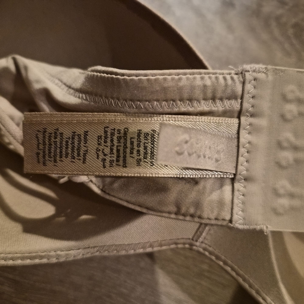 Skims Wireless Form Smooth Micro Strap Plunge Bra… - image 4